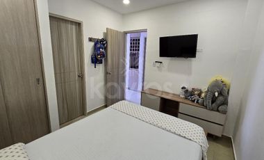 Casa de dos pisos en venta en Campo Alegre, Montería: Estudio, 3 habitaciones, balcón, garaje eléctrico y zona amplia para tu familia