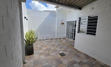 Casa de dos pisos en venta en Campo Alegre, Montería: Estudio, 3 habitaciones, balcón, garaje eléctrico y zona amplia para tu familia