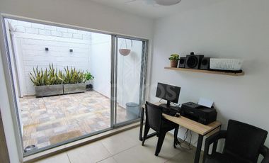 Casa de dos pisos en venta en Campo Alegre, Montería: Estudio, 3 habitaciones, balcón, garaje eléctrico y zona amplia para tu familia