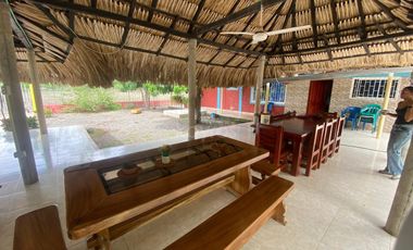 Venta de casa campestre El Faro 2, Montería: 4 habitaciones, 3 baños y lote de 4.800 m² salón grande y kioskos de lujo