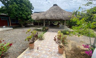 Venta de casa campestre El Faro 2, Montería: 4 habitaciones, 3 baños y lote de 4.800 m² salón grande y kioskos de lujo