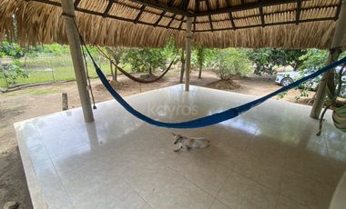 Venta de casa campestre El Faro 2, Montería: 4 habitaciones, 3 baños y lote de 4.800 m² salón grande y kioskos de lujo