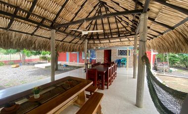 Venta de casa campestre El Faro 2, Montería: 4 habitaciones, 3 baños y lote de 4.800 m² salón grande y kioskos de lujo