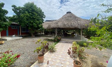 Venta de casa campestre El Faro 2, Montería: 4 habitaciones, 3 baños y lote de 4.800 m² salón grande y kioskos de lujo