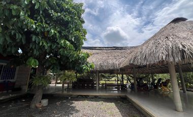 Venta de casa campestre El Faro 2, Montería: 4 habitaciones, 3 baños y lote de 4.800 m² salón grande y kioskos de lujo