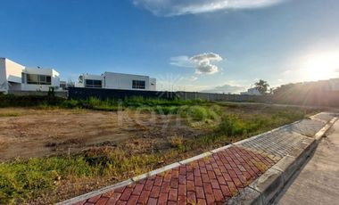 Lote esquinero en venta en Prados de Picacho, Montería: Exclusividad, amplias zonas sociales y seguridad garantizada