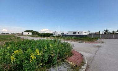 Lote esquinero en venta en Prados de Picacho, Montería: Exclusividad, amplias zonas sociales y seguridad garantizada