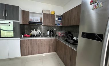 Casa en venta de 2 Pisos en Monteverde Montería: 3 habitaciones, sala de estar y balcón privado.