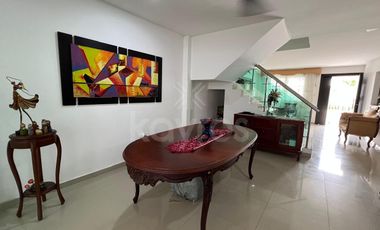 Casa en venta de 2 Pisos en Monteverde Montería: 3 habitaciones, sala de estar y balcón privado.