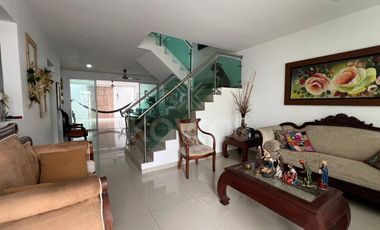 Casa en venta de 2 Pisos en Monteverde Montería: 3 habitaciones, sala de estar y balcón privado.