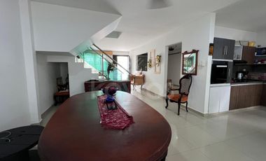 Casa en venta de 2 Pisos en Monteverde Montería: 3 habitaciones, sala de estar y balcón privado.