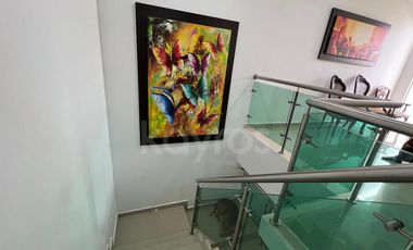 Casa en venta de 2 Pisos en Monteverde Montería: 3 habitaciones, sala de estar y balcón privado.