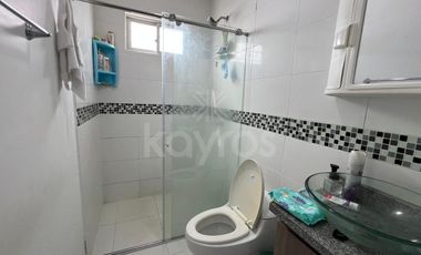 Casa en venta de 2 Pisos en Monteverde Montería: 3 habitaciones, sala de estar y balcón privado.