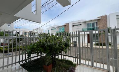Casa en venta de 2 Pisos en Monteverde Montería: 3 habitaciones, sala de estar y balcón privado.