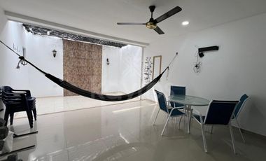 Casa en venta de 2 Pisos en Monteverde Montería: 3 habitaciones, sala de estar y balcón privado.