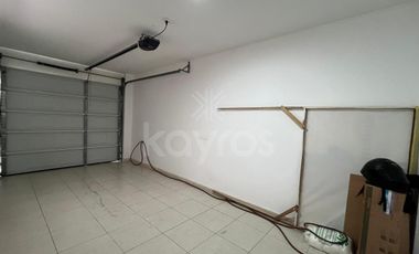 Casa en venta de 2 Pisos en Monteverde Montería: 3 habitaciones, sala de estar y balcón privado.