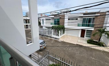 Casa en venta de 2 Pisos en Monteverde Montería: 3 habitaciones, sala de estar y balcón privado.