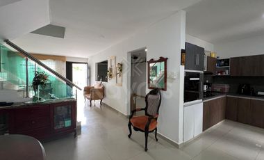 Casa en venta de 2 Pisos en Monteverde Montería: 3 habitaciones, sala de estar y balcón privado.