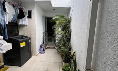 Casa en venta de 2 Pisos en Monteverde Montería: 3 habitaciones, sala de estar y balcón privado.