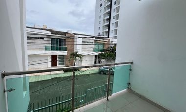Casa en venta de 2 Pisos en Monteverde Montería: 3 habitaciones, sala de estar y balcón privado.