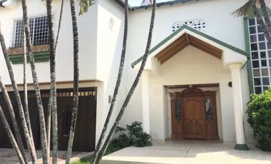 Casa exclusiva en venta en El Recreo Montería: 4 habitaciones, 2 patios y garaje para 4 carros