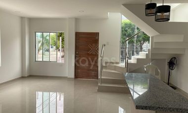 Casa de 2 pisos en venta en Vallejo Montería: 3 habitaciones, vestier y diseño moderno