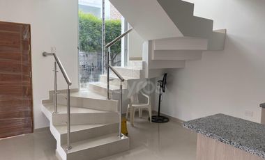 Casa de 2 pisos en venta en Vallejo Montería: 3 habitaciones, vestier y diseño moderno