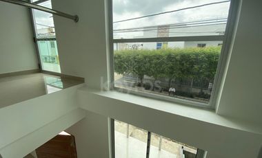 Casa de 2 pisos en venta en Vallejo Montería: 3 habitaciones, vestier y diseño moderno