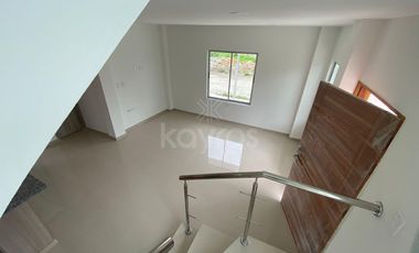 Casa de 2 pisos en venta en Vallejo Montería: 3 habitaciones, vestier y diseño moderno