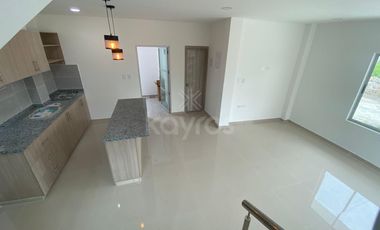 Casa de 2 pisos en venta en Vallejo Montería: 3 habitaciones, vestier y diseño moderno