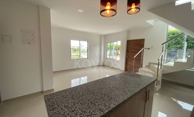 Casa de 2 pisos en venta en Vallejo Montería: 3 habitaciones, vestier y diseño moderno