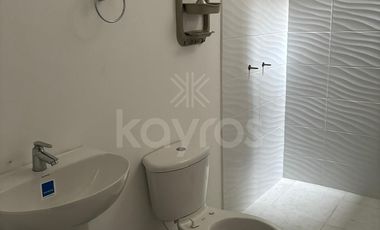 Venta de local con apartamento en Planeta Rica: 4 habitaciones, garaje, terraza, estudio y espacio para tu propio negocio