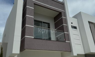 Casa de 2 pisos en Rosendo Garcés Montería 4 habitaciones y estudio