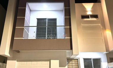 Casa de 2 pisos en Rosendo Garcés Montería 4 habitaciones y estudio