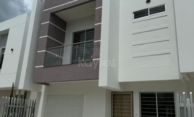 Casa de 2 pisos en Rosendo Garcés Montería 4 habitaciones y estudio