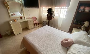 Casa de 2 pisos en venta en La Castellana Montería: 3 Habitaciones, biblioteca, 2 garaje y alta valorización