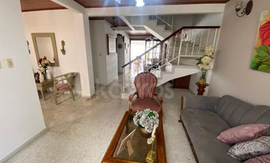 Casa de 2 pisos en venta en La Castellana Montería: 3 Habitaciones, biblioteca, 2 garaje y alta valorización