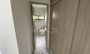 Casa de dos pisos en venta en Mi Refugio Montería: 4 habitaciones, patio amplio y zona de alto crecimiento