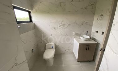 Casa de dos pisos en venta en Mi Refugio Montería: 4 habitaciones, patio amplio y zona de alto crecimiento