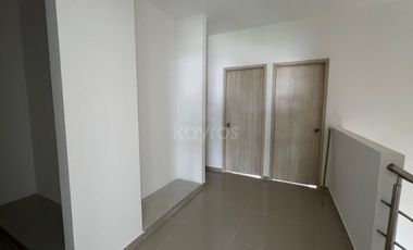 Casa de 2 pisos en venta en el barrio Guadalupe, Montería: 3 habitaciones, patio y terraza amplia