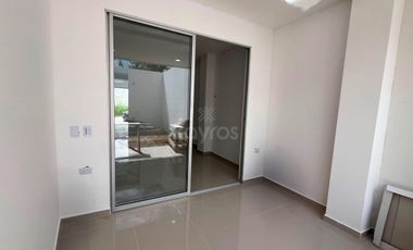 Casa de 2 pisos en venta en el barrio Guadalupe, Montería: 3 habitaciones, patio y terraza amplia