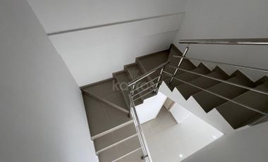 Casa de 2 pisos en venta en el barrio Guadalupe, Montería: 3 habitaciones, patio y terraza amplia