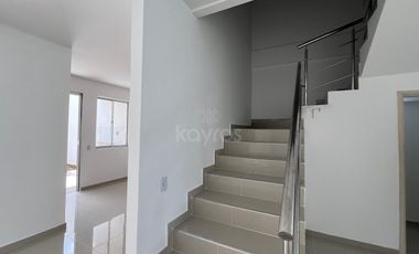 Casa de 2 pisos en venta en el barrio Guadalupe, Montería: 3 habitaciones, patio y terraza amplia