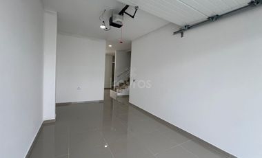 Casa de 2 pisos en venta en el barrio Guadalupe, Montería: 3 habitaciones, patio y terraza amplia