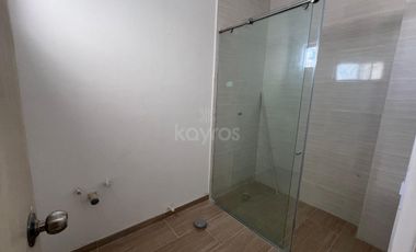 Casa de 2 pisos en venta en el barrio Guadalupe, Montería: 3 habitaciones, patio y terraza amplia