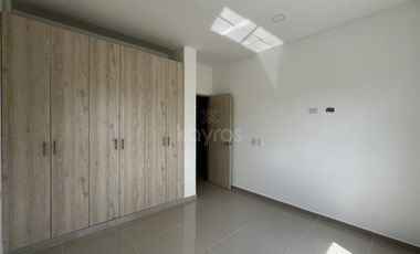 Casa de 2 pisos en venta en el barrio Guadalupe, Montería: 3 habitaciones, patio y terraza amplia