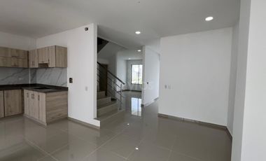 Casa de 2 pisos en venta en el barrio Guadalupe, Montería: 3 habitaciones, patio y terraza amplia