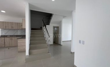 Casa de 2 pisos en venta en el barrio Guadalupe, Montería: 3 habitaciones, patio y terraza amplia