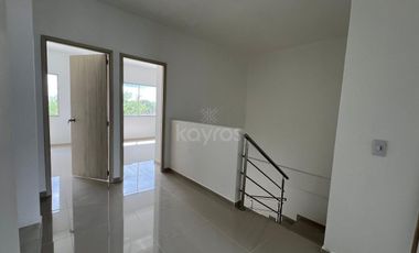 Casa de 2 pisos en venta en el barrio Guadalupe, Montería: 3 habitaciones, patio y terraza amplia