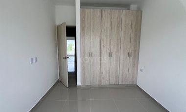 Casa de 2 pisos en venta en el barrio Guadalupe, Montería: 3 habitaciones, patio y terraza amplia